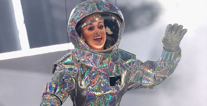 katy-perry-mtv-video-music-awards-vma-2017-space-suit.jpg