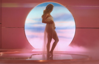 H Katy Perry ανακοινώνει την εγκυμοσύνη της με το video του single «Never Worn White»