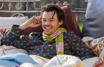 Ο Harry Styles γύρισε ένα νέο video σε ένα γιγαντιαίο κρεβάτι έξω από τα ανάκτορα του Μπάκιγχαμ!