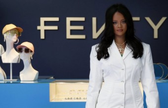 Η Rihanna απέσυρε την αγωγή εναντίον του πατέρα της
