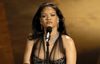 Όσκαρ 2023: Η Rihanna συγκίνησε τραγουδώντας το «Lift Me Up»