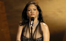 Όσκαρ 2023: Η Rihanna συγκίνησε τραγουδώντας το «Lift Me Up»