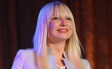 Η Sia είχε τάσεις αυτοκτονίας και πήγε σε κέντρο αποκατάστασης λόγω των αντιδράσεων για την ταινία της «Music»