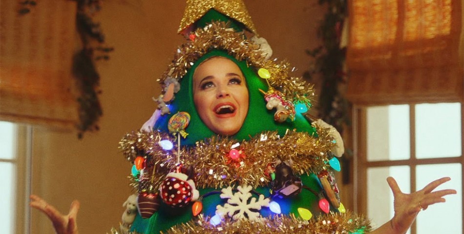 Η Katy Perry τραγούδησε ντυμένη χριστουγεννιάτικο δέντρο !
