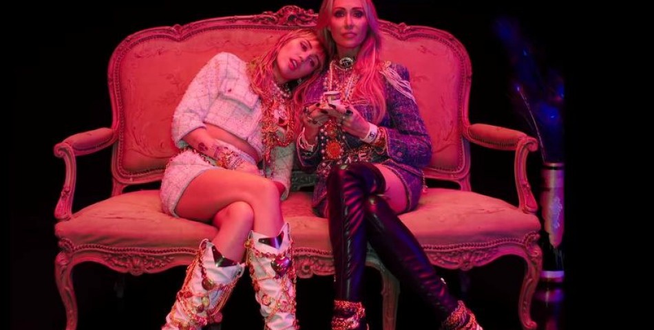 Μαζί με τη μητέρα της εμφανίζεται η Miley Cyrus στο video clip του «Mother’s Daughter».