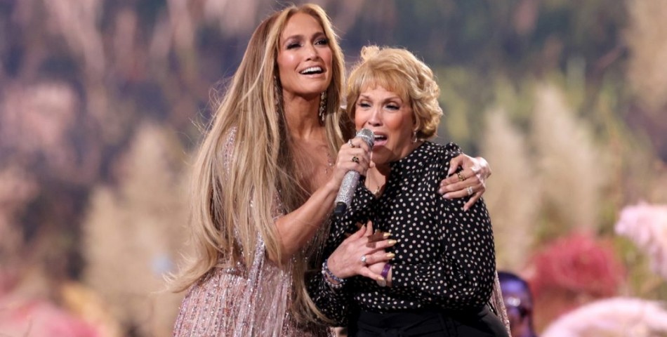 Η Jennifer Lopez τραγούδησε μαζί με τη μητέρα της στη σκηνή!
